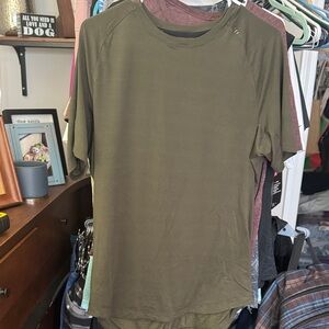 lululemon athletica Khaki Men's Short Sleeve Tee